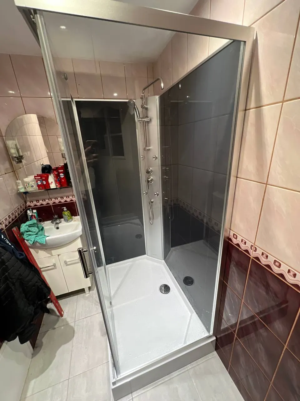 Kabina prysznicowa w łazience z płytkami bordo — DobryHydraulik Katowice