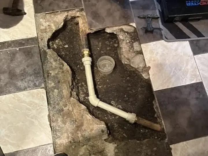 Rura kanalizacyjna w rozkutej posadzce — DobryHydraulik Katowice