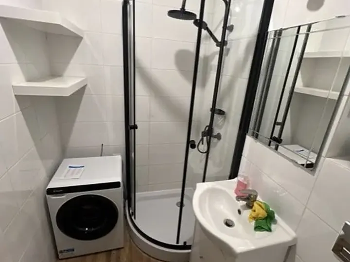 Mała łazienka z półokrągłą kabiną — DobryHydraulik Katowice