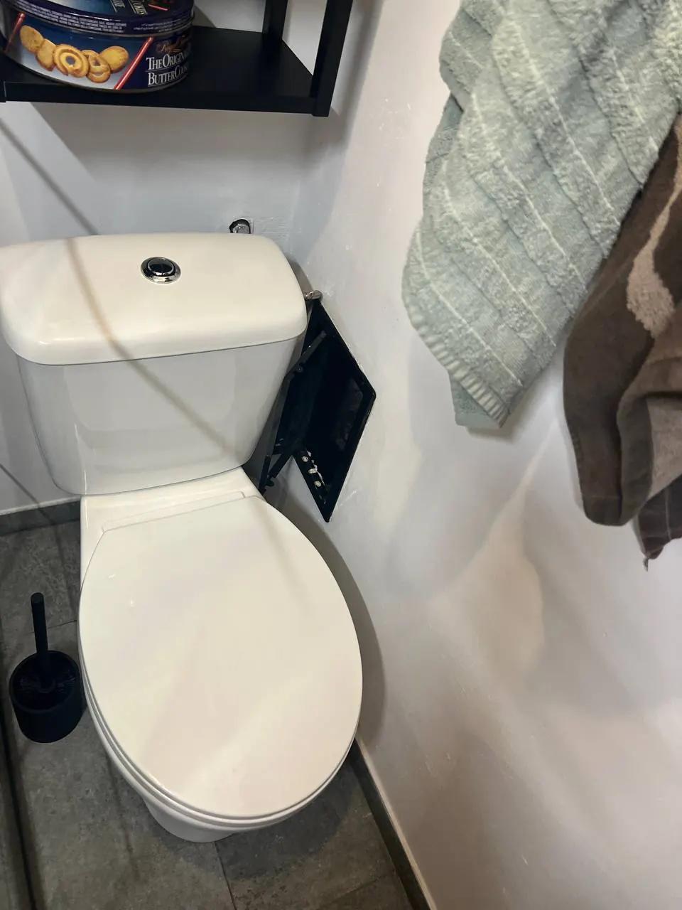 Kompakt WC z klapą serwisową stelaża — DobryHydraulik Katowice